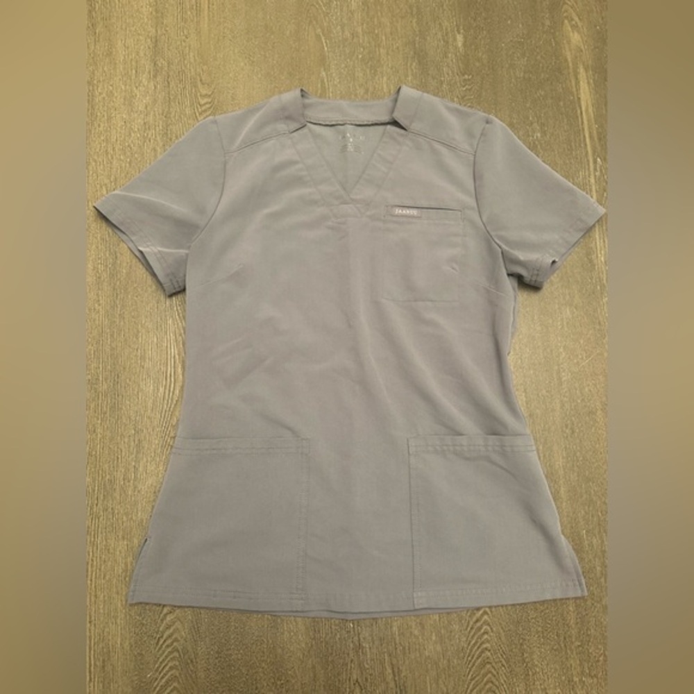 JAANUU GREY SCRUB TOP WITH POCKETS - Size Small SKU:314